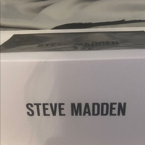 Steve Madden Grey Plush Slippers Brand new with Box - Picture 5 of 6